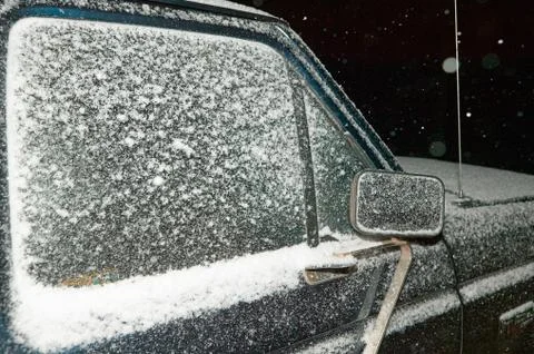 Light dusting of winter snow on a car Foto stock