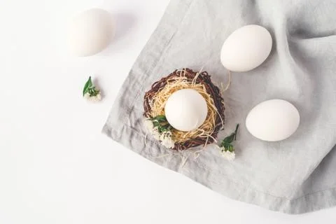 Light Easter background with Easter eggs. Foto stock