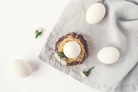 Light Easter background with Easter eggs. Foto stock