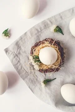 Light Easter background with Easter eggs. Foto stock