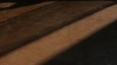 The light falling from the window moves along the surface, time-lapse. Vídeos de archivo 151877799