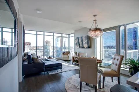 Light filled floor plan boasts a modern family room design with panoramic vie Foto stock