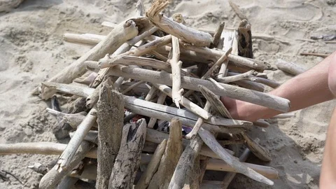 Light a fire close up on the beach 库存影片 91013392