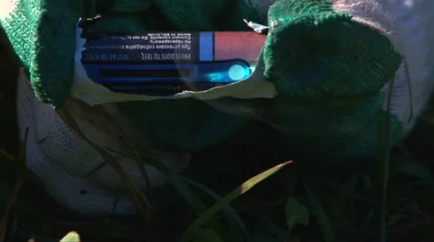 Light a fire with gum foil and penlight batteries, get smoke, forest survival Stock Footage 63211523