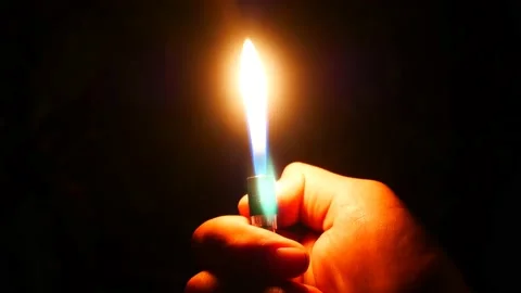 Light A Fire On Lighter At Dark In The Night. Vídeos de archivo 168694761