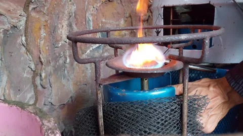 Light the gas stove Stockbeeldmateriaal 268446401
