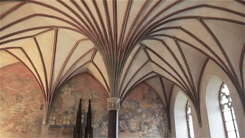 Light Gothic ceiling in the castle Malbork in Poland Vídeos de archivo 78136104