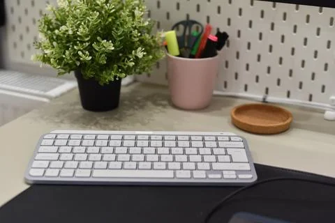 Light gray white wireless keyboard on black mouse pad light desk workspace Foto stock