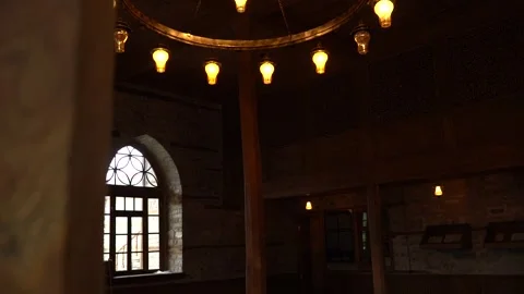 A light hanging from the ceiling inside an ancient mosque 스톡 동영상 329392933