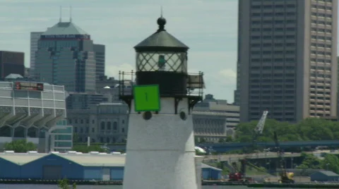 Light House pull to Cleveland skyline 库存影片 577976