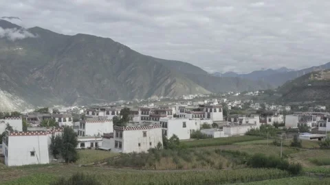 A light mist floats over the rural villages in the early morning log Video stock 337980931