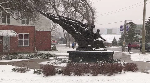 Light to moderate pretty snow and windy in the the city on cold winter day. Stock Footage 44573894