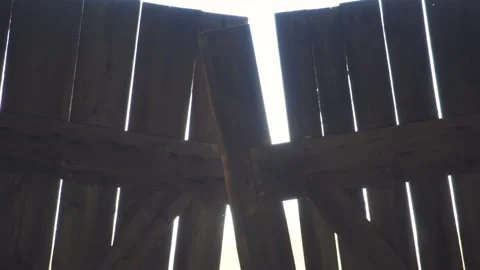 Light passing between plank door of an old barn / Artistic bokeh / focus pull Vídeo Stock 130883866