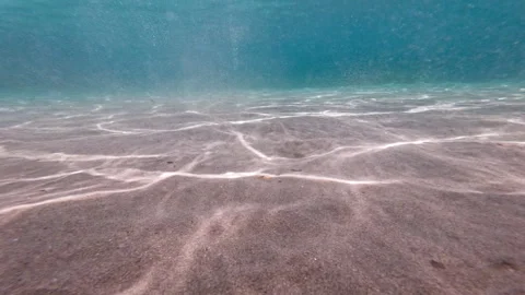Light Patterns on Shallow Sandy Seabed in Clear Greek Sea Vidéo 344595248