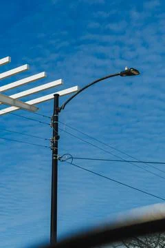 A light pole is visible with power lines extending from it. The sky is bright Stockfoto's