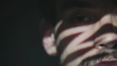Light projected onto the face of a man Vídeo Stock 215175951
