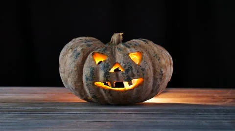 Light in pumpkin on wooden background 스톡 동영상 55637356