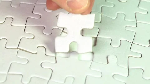 Light puzzle putting the jigsaw puzzle filling by hand chroma key Board game in Vídeos de archivo 336248698
