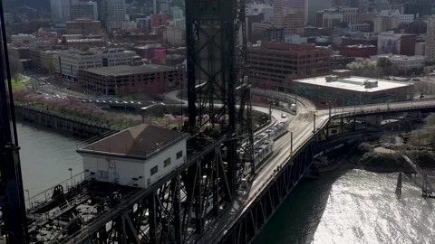 Light rail passenger train passing over bridge in Portland Oregon. Видео 218412019