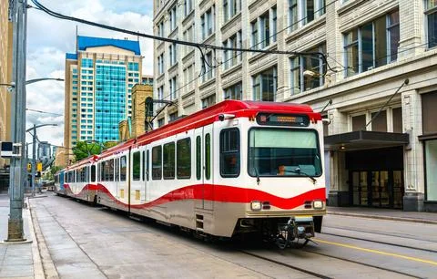Light rail rapid transit tram in downtown Calgary, Canada Foto stock