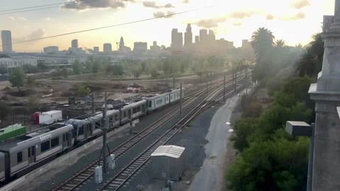 Light rail train approaches downtown Los Angeles 库存影片 234070120