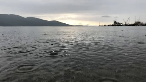 Light rain fall on calm sea - Slow motion - 240fps 動画素材 105256183
