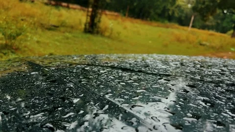 Light Rain Falling on Wet Car Surface Stockbeeldmateriaal 343246512