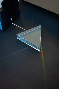 Light rays are broken in a prism, causing rainbow colors Foto stock