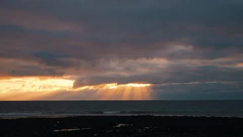 Light rays shining through clouds at the beach Vídeo Stock 261705200