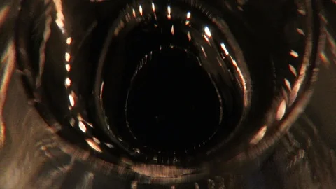 Light reflected in a glass of water. Stockbeeldmateriaal 98947652