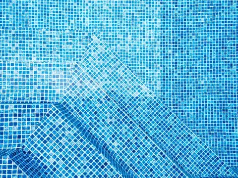 The light reflected on the top of the water surface of the pool lined with bl Foto stock