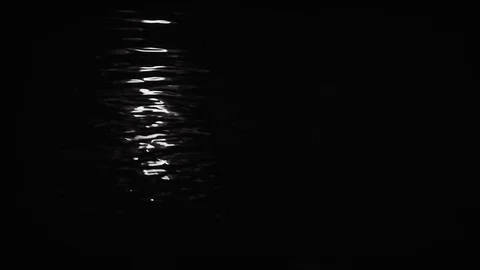 Light Reflected on Turbulent Water at Night 库存影片 89605973