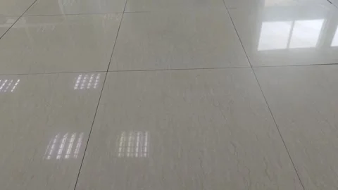 Light is reflecting on shiny floor tiles Vidéo 311403285