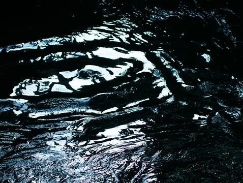 Light Reflection on Dark Ocean Water Surface at Night - Mysterious Shimmeri.. Stock-Fotos