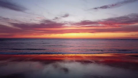 Light reflection off shore at sunset 動画素材 260367870