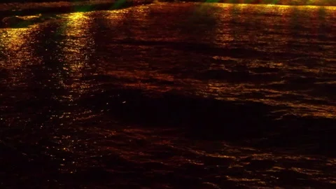 Light reflections on the beach by the sea Vidéo 260181877