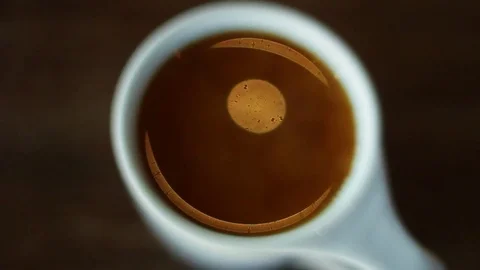 Light reflections in a coffee mug Video stock 81096865