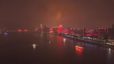 Light reflections on the Yangtze River in Wuhan at night Vídeo Stock 347240748