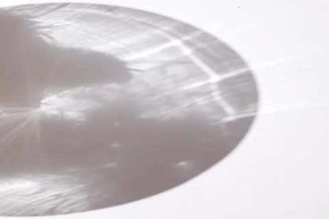 Light reflects and makes shapes on white surface Foto stock