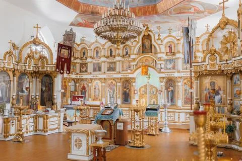 Light of Resurrection: Stained Glass Easter Window Stock-Fotos