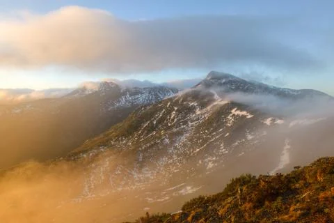 The light of the rising sun clears the mists in the mountains Foto stock