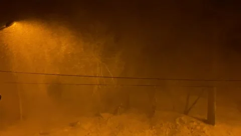 The light from a road pole illuminates a winter blizzard. Vídeos de archivo 262044519