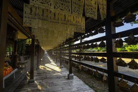 Light shading to walkway inside the Cherntawan International Meditation Cente Foto stock
