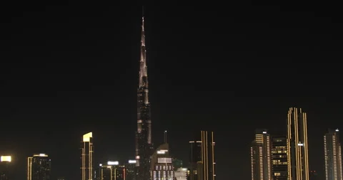 Light show on Burj Khalifa at night, time lapse of illuminated Dubai tower 库存影片 340435413