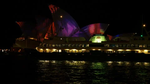 Light show on Opera house and ferry 库存影片 34260371