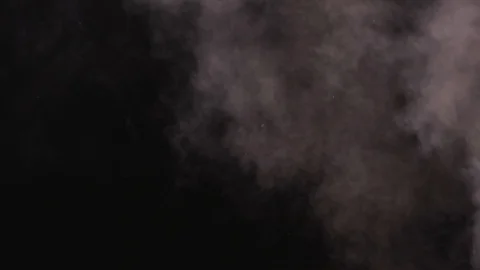 Light smoke flowing over black screen Vidéo 102164426