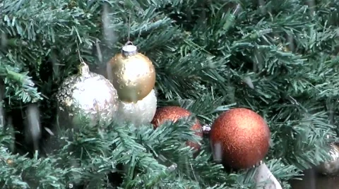 Light snowfall on Christmas tree ornaments Video stock 48577958