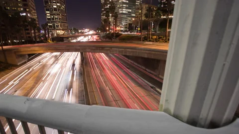 Light Streaks During Rush Hour In Downtown Los Angeles Timelapse Vidéo 172088423