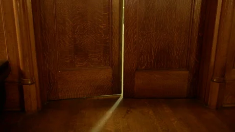 Light Streaming Through Ajar Wooden Doors 库存影片 344616120