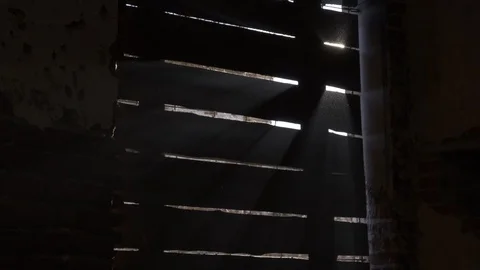 The light of the sun through the boards in the window Vídeo Stock 101143961